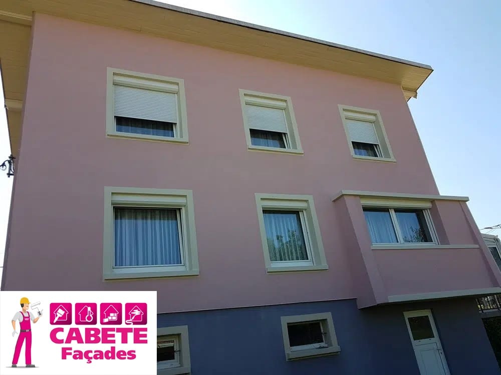 Réfection de façade suite à un sinistre grèle. Dépose du bardage PVC. Réalisation d'une isolation avec enduit mince. Peinture des encadrements