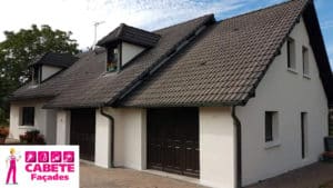 Rénovation des façades de cette maison avec ragréage et finition enduit mince semi-minéral