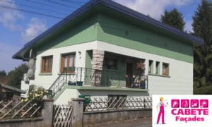 Rénovation d'une maison avec un enduit mince. Compris ragréage peinture sur les boiseries et la zinguerie