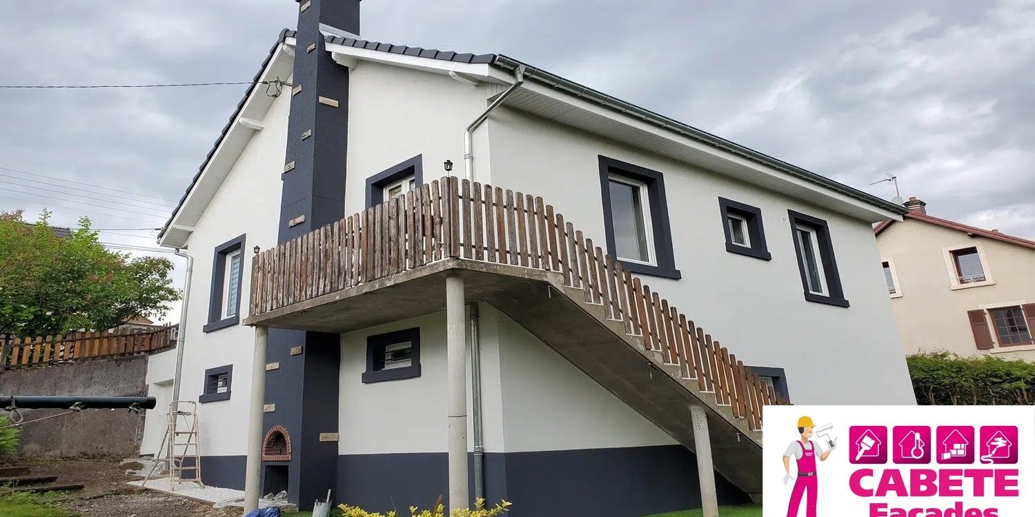 Rénovation-dune-habitation-par-nos-équipes-avec-piochage-des-zones-friables-et-corps-denduit-puis-ragréage-à-la-chaux-enduit-de-finition-semi-minéral-et-peinture-des-encadrements Rénovation des façades d'une habitation par nos équipes