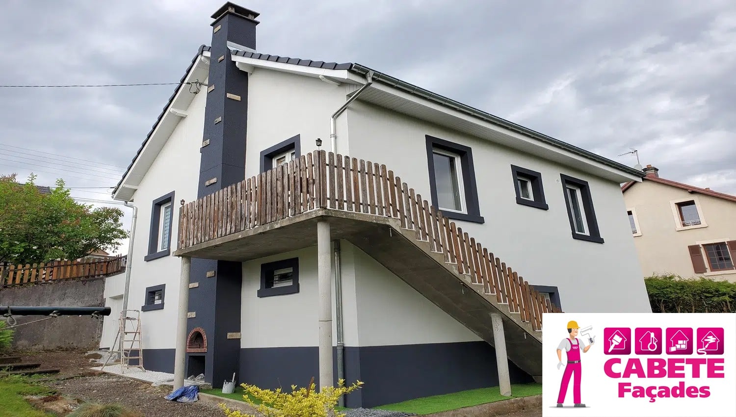 Rénovation des façades d'une habitation par nos équipes avec piochage des zones friables et corps d'enduit puis ragréage à la chaux. Enduit de finition semi-minéral et peinture des encadrements